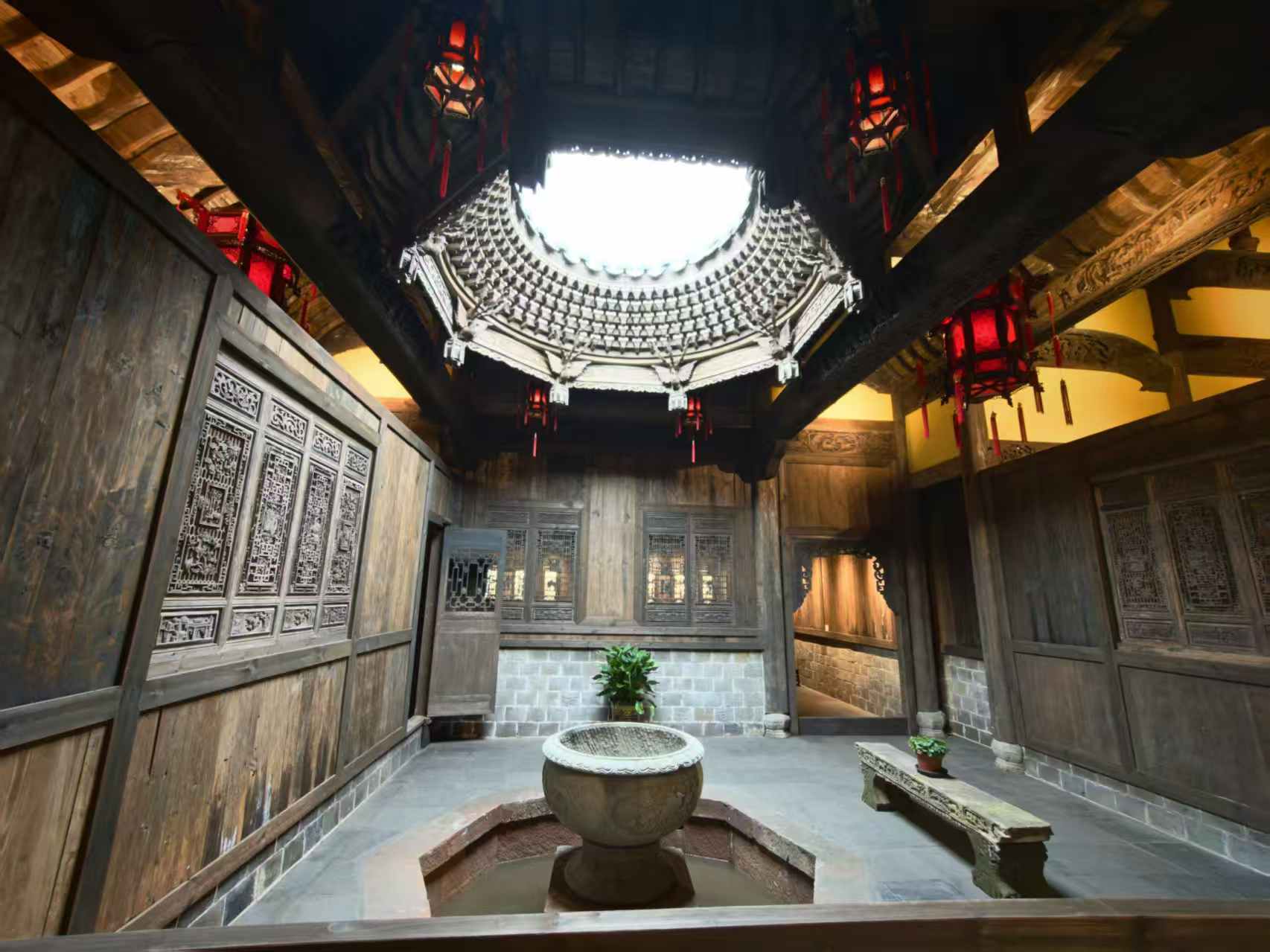 旱码头移建古宅院天井实拍，藻井、太平缸与雕花木窗