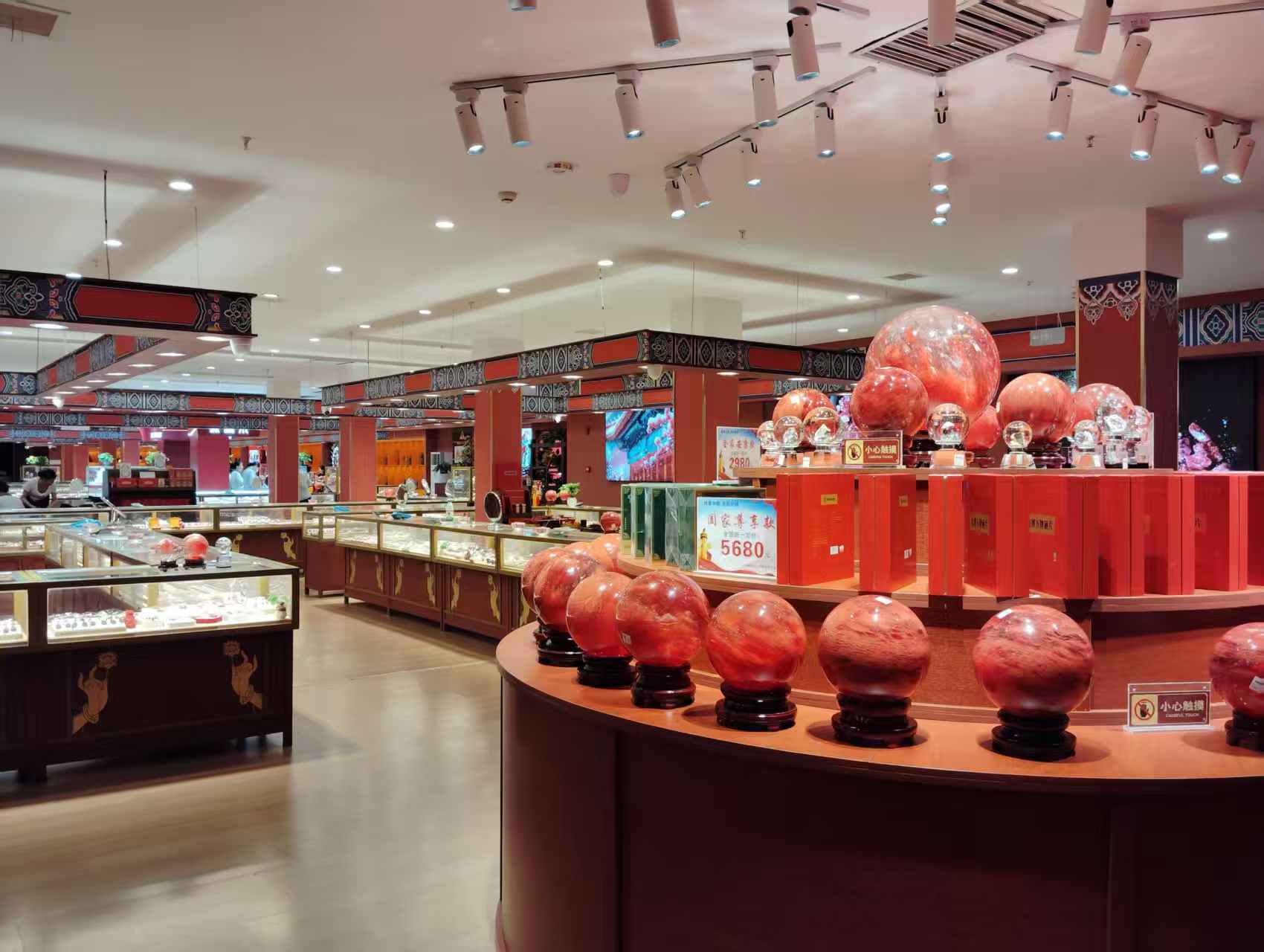 湘西旱码头文创收藏馆朱砂陈列实拍，朱砂球摆件、展柜与明码标价牌