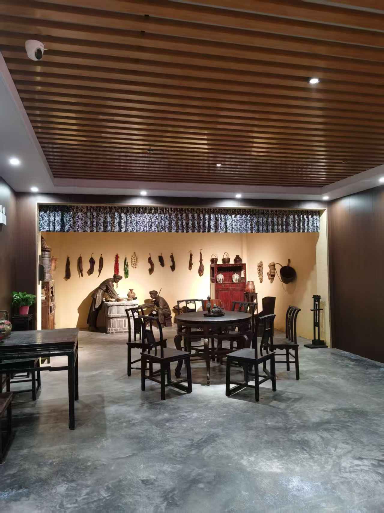湘西旱码头民俗陈列实拍，灶台、吊挂腊味与八仙桌
