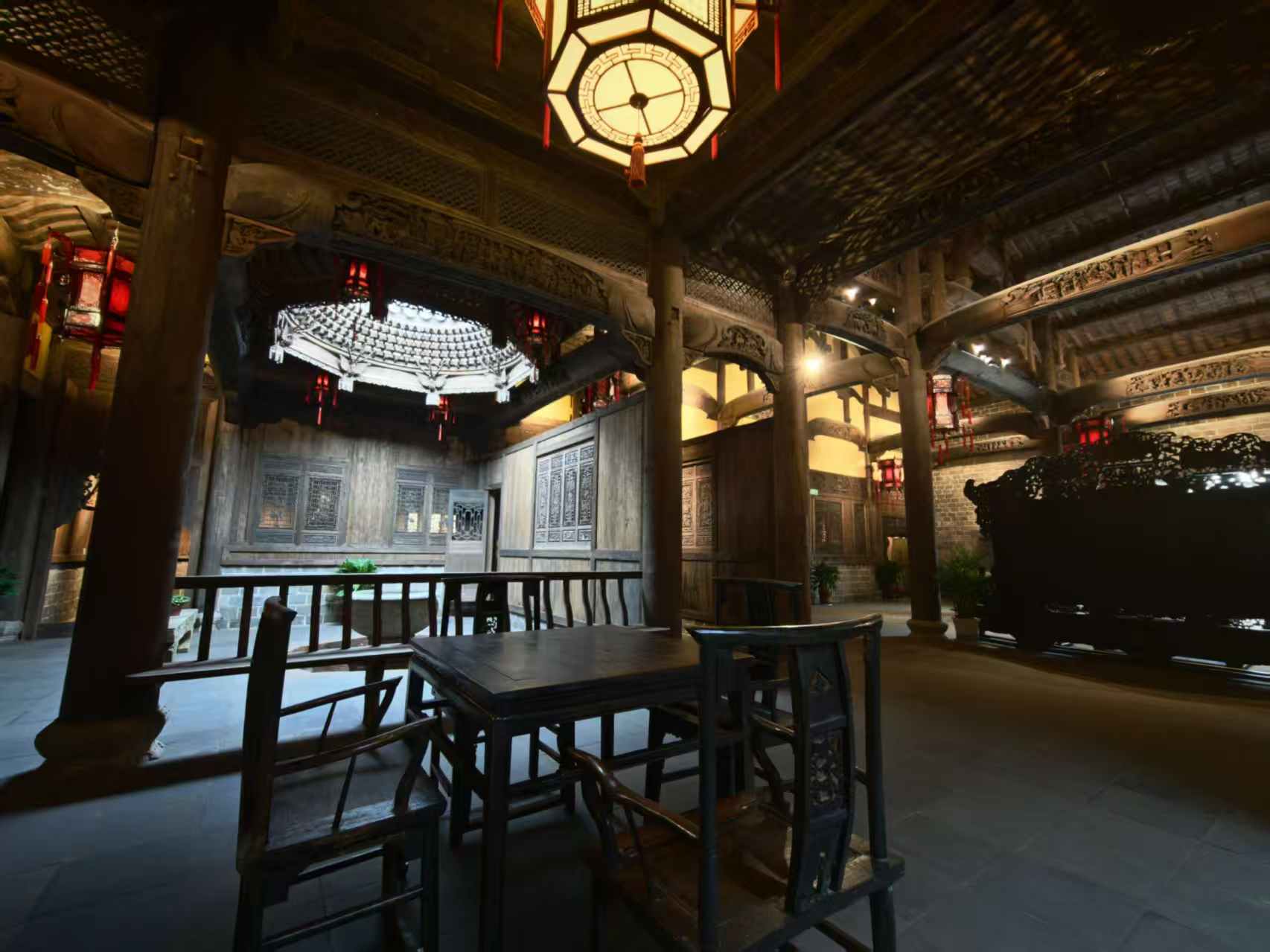 旱码头土司府厅堂夜晚实拍，八角宫灯与八仙桌