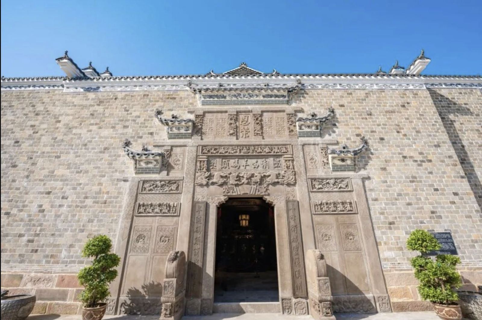湘西旱码头土司府景区石牌坊正门实拍,青砖浮雕门楼与匾额