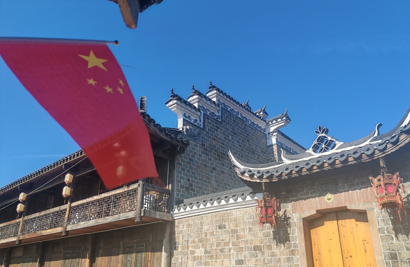 蓝天、马头墙、青砖墙——十月的日头把影子压得很短