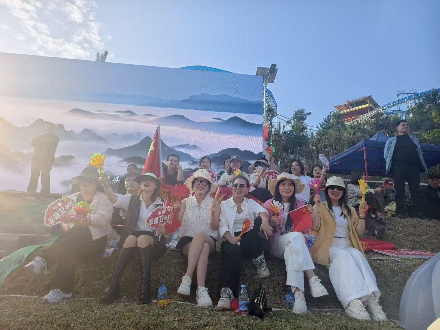 草坡上这几位,戴着各式帽子,举着加油牌,球进了会一起喊
