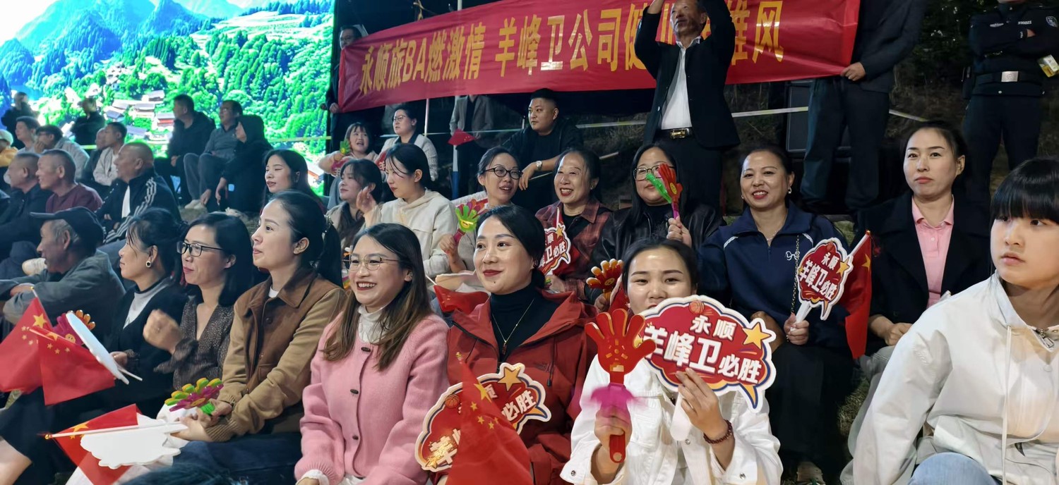 山上的球场没有看台,观众就坐在草坡上,坐得高看得远