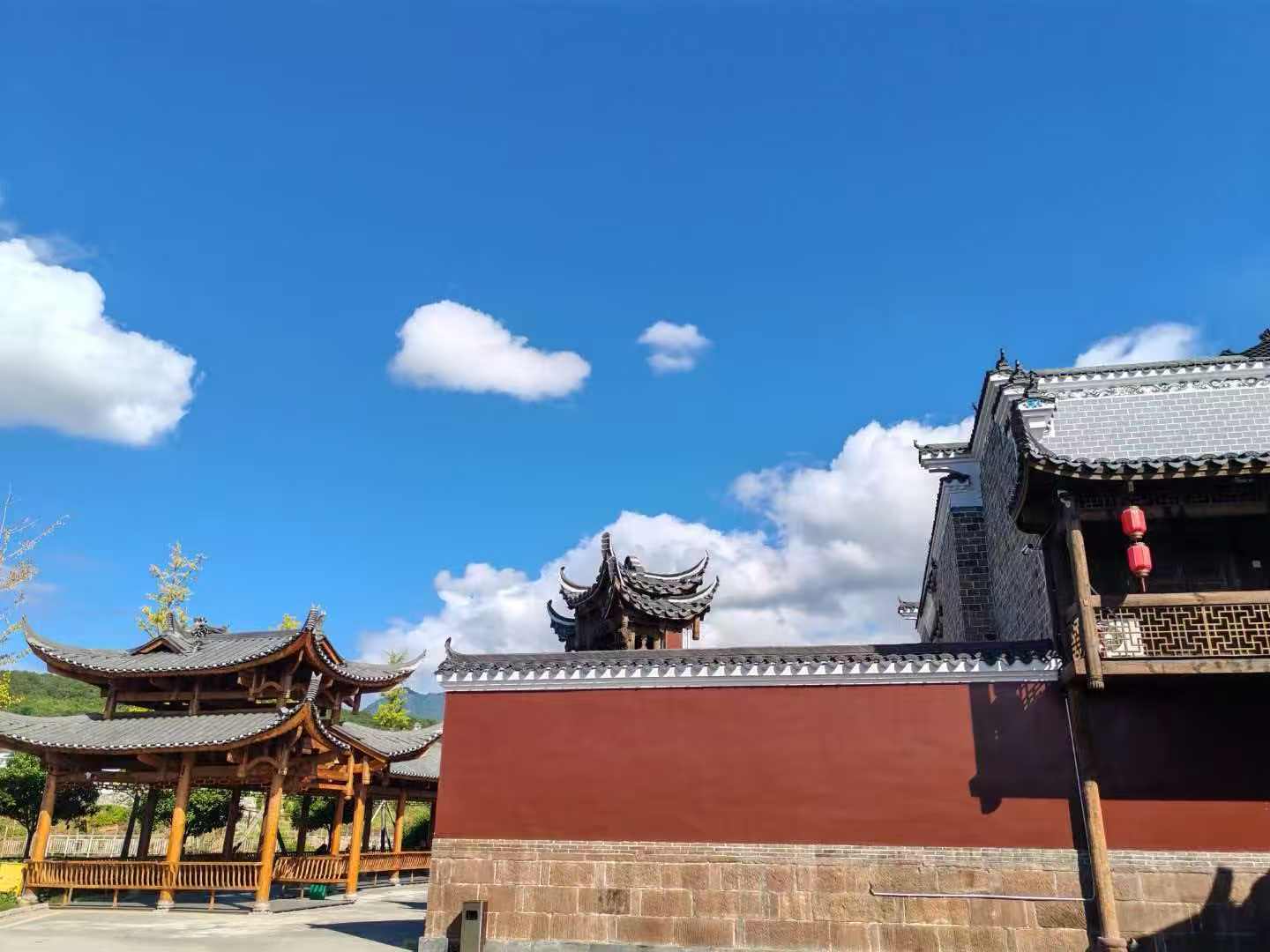 湘西旱码头土司府景区红墙与角楼飞檐实拍，晴天蓝天白云